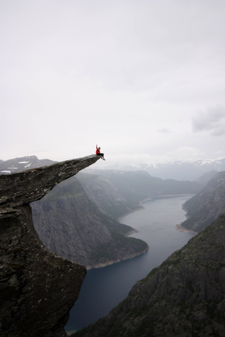 Illustration for article titled Beautiful Norwegian cliff is a nightmare for those afraid of heights